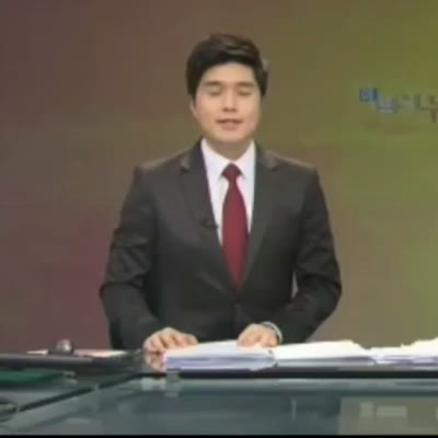 뉴스를 진행하는 앵커 시절의 김형기 대표