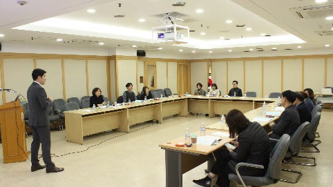ㄷ자 회의실에서 진행하는 워크숍